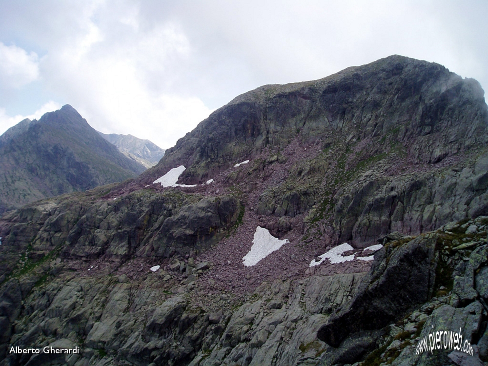 16 Il versante nord del Becco sotto la cima secondaria (cima Est).jpg - OLYMPUS DIGITAL CAMERA